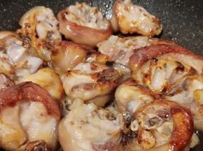 迅速倒入猪蹄翻炒，均匀地裹上糖色。用冰糖来上色效果最好。