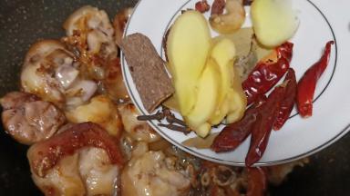 猪蹄拨一边、下香料翻炒出香味。