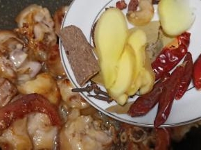 猪蹄拨一边、下香料翻炒出香味。