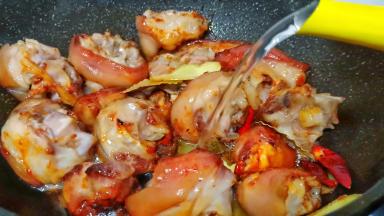 加3勺生抽翻炒均匀，加开水入锅、水量可以跟猪蹄齐平（一定要开水，不然煎好的猪蹄一下淋入冷水，猪蹄外皮就成“虎皮”一样，口感就不软糯了）