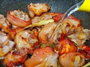 加3勺生抽翻炒均匀，加开水入锅、水量可以跟猪蹄齐平（一定要开水，不然煎好的猪蹄一下淋入冷水，猪蹄外皮就成“虎皮”一样，口感就不软糯了）