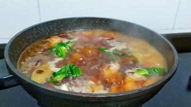 开大火煮开，加葱结开中小火炖煮45分钟。