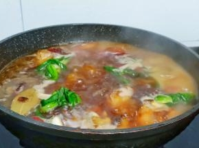 开大火煮开，加葱结开中小火炖煮45分钟。