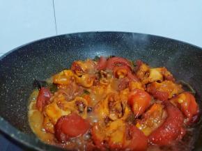 炖至猪蹄软烂、加一勺盐一勺鸡精调味、开大火收汁即可。