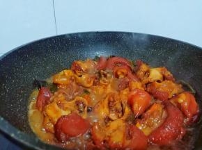 炖至猪蹄软烂、加一勺盐一勺鸡精调味、开大火收汁即可。