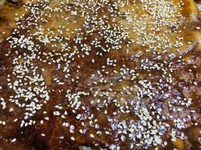 然后拿出两面刷蜂蜜，撒上白芝麻，烤箱烤五分钟，然后再烤五分钟