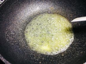 热锅，黄油切小块软化，冒小泡