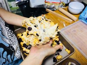 趁热用手翻拌，把糖裹住饼干