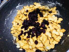 倒入 饼干和蔓越莓，花生和开心果