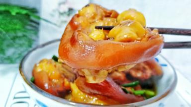 炖好的猪蹄解馋美味还美容养颜！