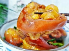 炖好的猪蹄解馋美味还美容养颜！