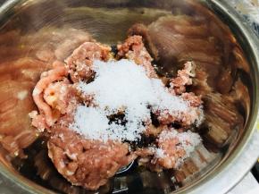 里脊肉打成肉馅，加入除蜂蜜和白芝麻之外的调料