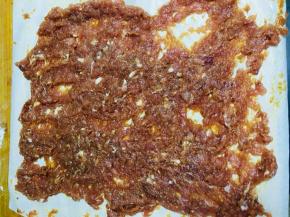 把猪肉脯放入防沾油纸上