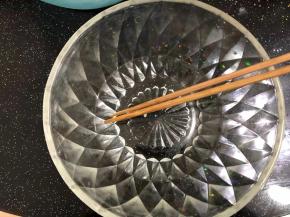 搅拌使白糖全部溶化。