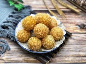 可爱的麻团，看了就喜欢！还可以在里面加豆沙馅什么的应该会更好吃。