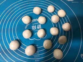 分成15g左右的小剂子搓圆。