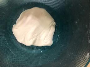 把白糖水倒入糯米粉里，然后用手揉成不干不湿的光滑面团。(水不要一次性全部倒下去，预留一部分，每种糯米粉的吸水量是不一样的。)