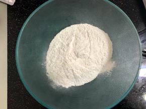 事先称好150g糯米粉。