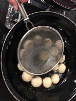 等油温差不多六成热，麻团浮起来以后用一个漏网勺不停的滚动团子，并轻轻按压团子，等团子鼓起来再按压，多按压几次，据说这是团子长大空心的关键。