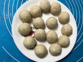 搓圆的团子沾点水滚上芝麻，滚好芝麻后可以再用手搓一搓，让它更圆。(沾水是为了让芝麻不掉落。)