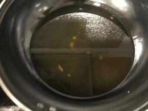 锅里倒入多点油，烧至三成热，就是有油纹路出现就可以了！