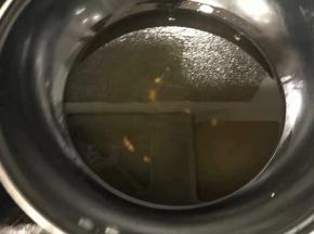 锅里倒入多点油，烧至三成热，就是有油纹路出现就可以了！