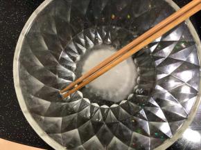 白糖里加入105g开水。