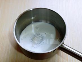 首先将牛奶与白砂糖加入奶锅中。