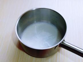 隔水将糖煮至融化。