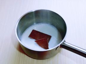 加入黑巧克力，继续隔水将黑巧克力融化。