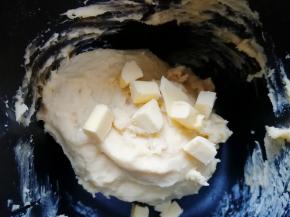 15分钟和面程序结束以后，加入黄油，继续选择面包机的“自动和面”程序20分钟。