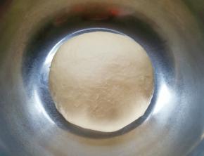 和面程序结束以后取出面团整形，放在盆里盖上保鲜膜发酵至两倍大。