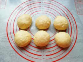 发酵好的面团轻拍排气，分成六份滚圆。