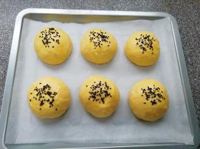 二次发酵完成以后将面包取出，刷上一层蛋液，撒上黑芝麻。