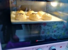 送入预热好的烤箱，上下管170度烤20分钟左右。