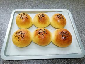 飘着淡奶油香味的餐包出炉啦！