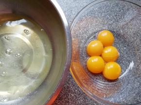 蛋清蛋黄分离。