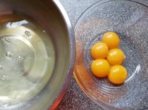 蛋清蛋黄分离。