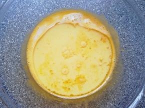 加入玉米油和纯牛奶搅打均匀。