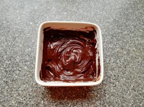 可可粉加入热水化开，搅拌至无干粉无颗粒备用。