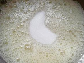 蛋清里面加入几滴柠檬汁，用电动打蛋器低速打发至粗泡状，加入15g细砂糖。