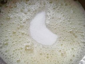 蛋清里面加入几滴柠檬汁，用电动打蛋器低速打发至粗泡状，加入15g细砂糖。