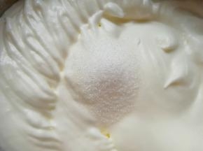 高速打发至出现明显的纹路，最后加入剩下的15g细砂糖。