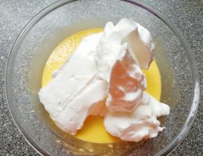 打发好的蛋白取三分之一加入到蛋黄糊里面，用硅胶刮刀采用切拌和翻拌的方法混合均匀。