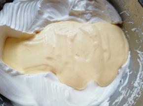 再把混合好的蛋黄糊倒回剩下的三分之二蛋白里面，继续混合均匀。