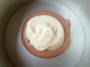 准备两个大小一致的勺子，将混合好的原味蛋糕糊和可可蛋糕糊，交替着倒进模具里面。