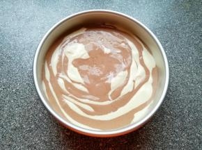 直到倒完所有的蛋糕糊，摔几下震出大气泡。