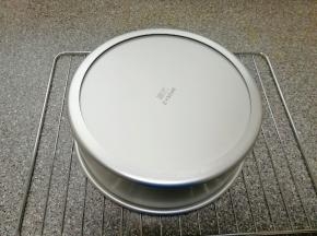 倒扣在晾网上，凉透之后脱模。