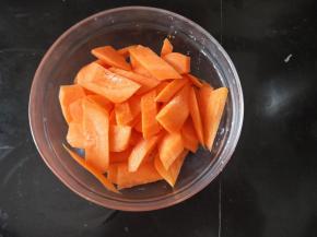 胡萝卜去皮切成薄片。