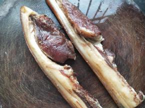 腊肉要先用火烧一下那层皮，然后再刮干净，切成薄片。